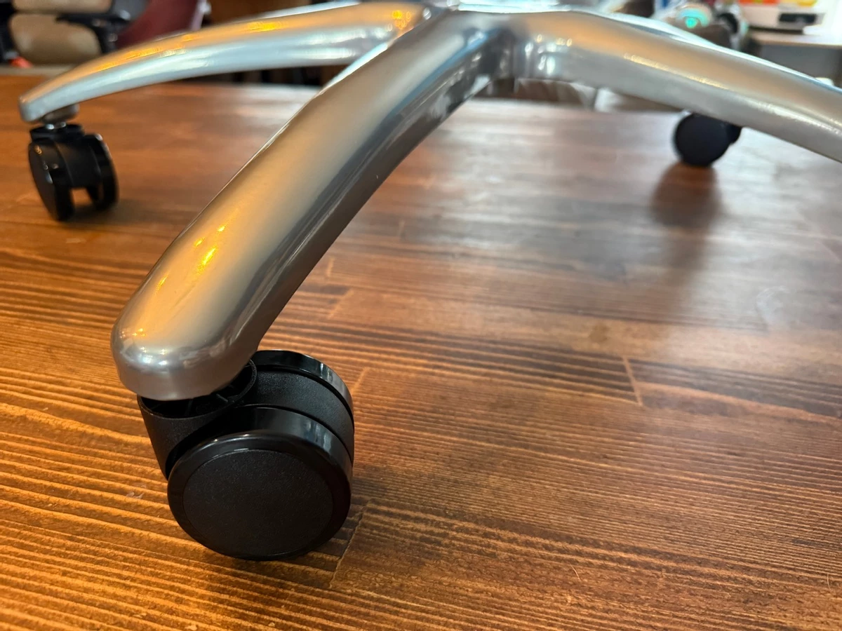 Review of the formula v line vlux 1 plus pawtex a gaming chair that is not afraid of cat claws